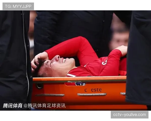 回归训练：因膝伤缺席半年的曼联后卫利桑德罗·马丁内斯已参加球队合练