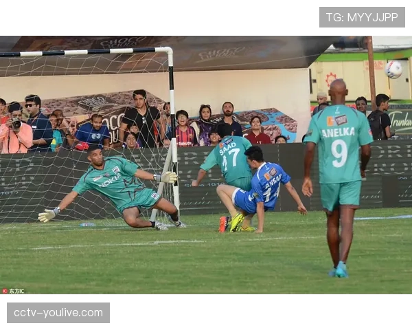 特写：马赛球迷组织发起慈善跑，为社区球场筹集善款