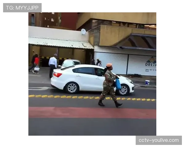 现场镜头捕捉到教练向场边队员展示平板,画面疑似为传中线路分析 现场镜头捕捉到教练向场边队员展示平板,画面疑似为传中线路分析